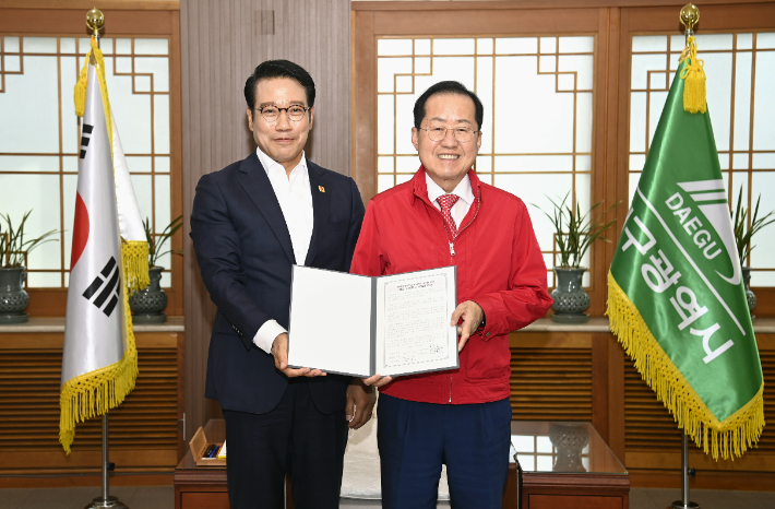 홍준표 대구광역시장(사진 오른쪽)은 10일 최경식 남원시장과 함께 제2중앙경찰학교 남원 유치 지지에 힘을 보태는 공동성명을 발표했다. 남원시 제공