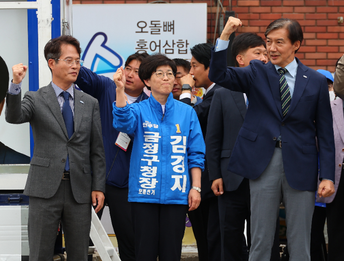 조국혁신당 조국 대표가 14일 부산 금정구 도시철도 장전역 장전역 앞에서 더불어민주당 김경지 금정구청장 후보 지지 유세를 하고 있다. 연합뉴스