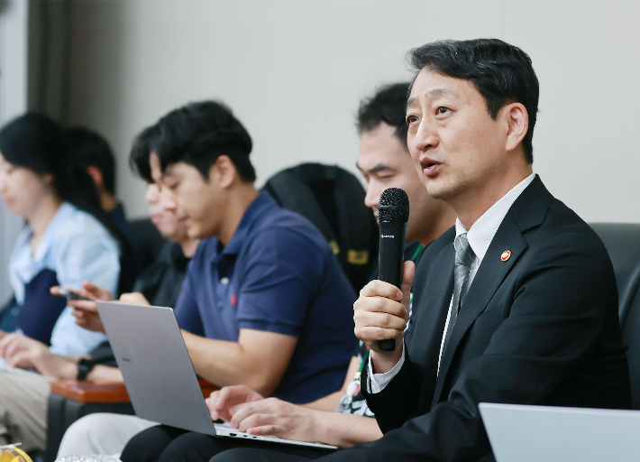 산업통상자원부 안덕근 장관이 14일 정부세종청사에서 출입기자단 차담회를 진행하고 있다. 산업부 제공