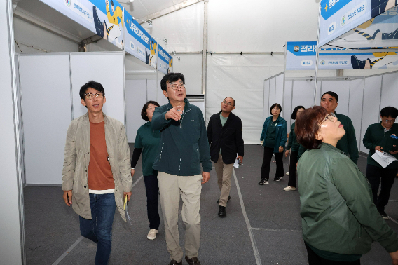 김성 장흥군수가 14일 2024 대한민국통합의학박람회 추진상황을 점검하고 있다. 장흥군 제공