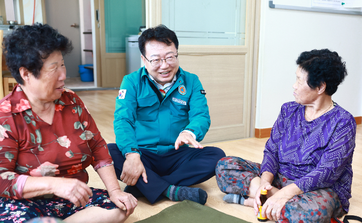 손병복 울진군수가 소통·공감의 날인 '군민 섬김데이'를 맞아 현장을 점검하고 있다. 울진군 제공