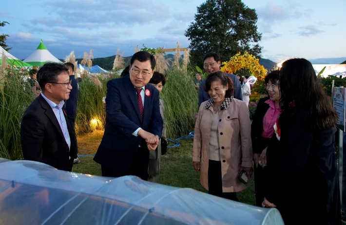 주낙영 경주시장이 '2024 황금정원나들이' 행사장을 방문해 직접 살펴보고 있다. 경주시 제공