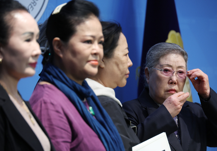 지난 14일 국회 소통관에서 국악인 신영희씨가 '국악인 비하 발언' 민주당 양문석 의원 규탄 기자회견 도중 눈물을 닦고 있다. 연합뉴스