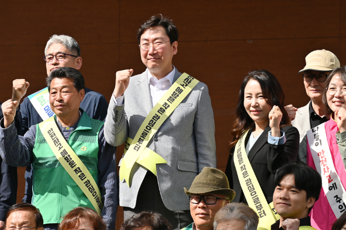 지역 시민사회단체 회원들과 안전 캠페인에 나선 원강수 원주시장. 원주시 제공 