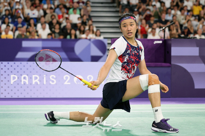 안세영이 2024 파리올림픽 배드민턴 여자 단식 결승전에서 중국 허빙자오와 경기를 펼치는 모습. 2024.8.5 파리= 올림픽사진공동취재단/TAK 황진환 기자