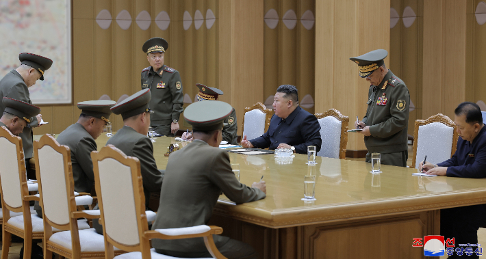 김정은 북한 국무위원장이 지난 14일 국방 및 안전 분야에 관한 협의회를 소집해 평양 무인기 침투 사건 대응방안을 논의했다고 조선중앙통신이 15일 보도했다. 연합뉴스