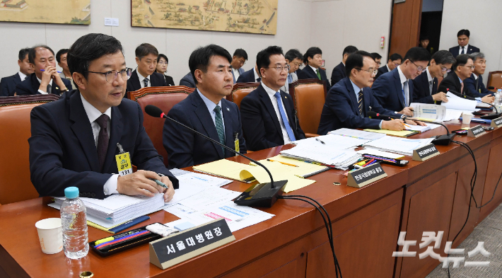 김영태 서울대병원장이 15일 오전 국회 교육위원회 서울대학교 등에 대한 국정감사에 출석해 의원들의 질의에 답하고 있다. 황진환 기자