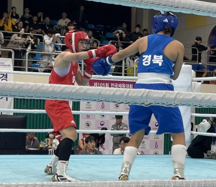 임애지(사진 왼쪽)가 14일 경남 김해학생체육관에서 열린 전국체전 복싱 여자 일반부 라이트급 8강전에서 경기를 치르고 있다. 연합뉴스