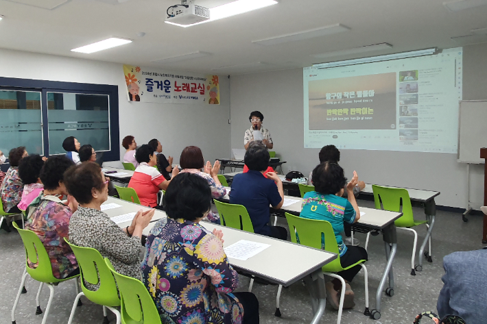 이번 사업은 180명의 시니어를 대상으로 즐거운 노래교실, 힐링원예테라피, 웰다잉 교육으로 진행됐다. 포항YWCA 제공