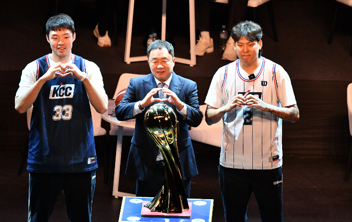 전주 KCC의 이승현 전창진 감독 최준용. KBL