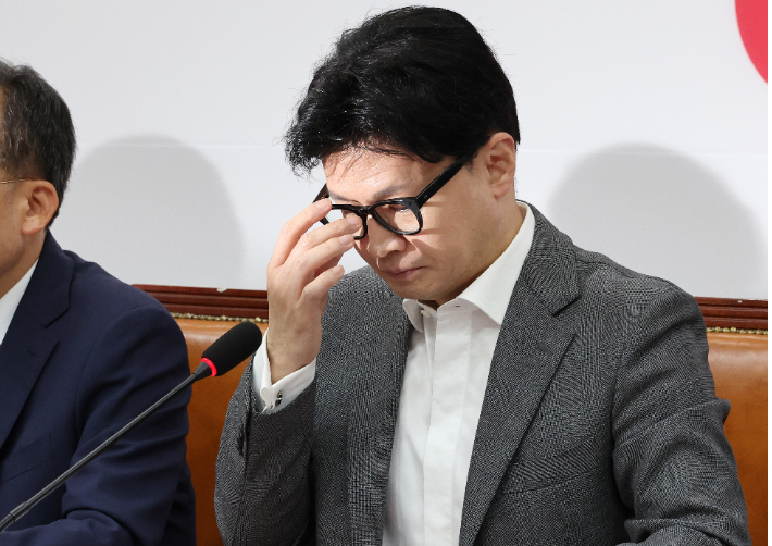 국민의힘 한동훈 대표가 14일 오전 국회에서 열린 최고위원회의에서 발언을 하며 자료를 보고 있다. 연합뉴스