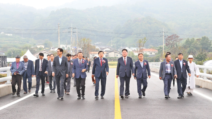 주낙영 경주시장과 이동협 경주시의회 의장을 비롯한 내빈들이 '환서교'를 직접 살펴보고 있다. 경주시 제공