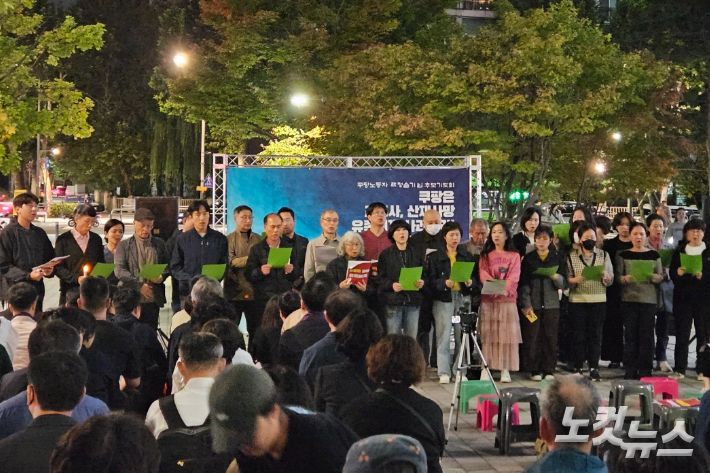 추모예배에서 고기교회 성도들이 유가족을 위로하는 찬양을 부르고 있다. 이들은 "쿠팡 노동자의 죽음의 행렬이 멈추고, 쿠팡의 진정한 사과와 실효성있는 재발방지대책이 마련될 때 까지 정슬기 님의 곁에서 함께 하겠다"고 다짐했다. 