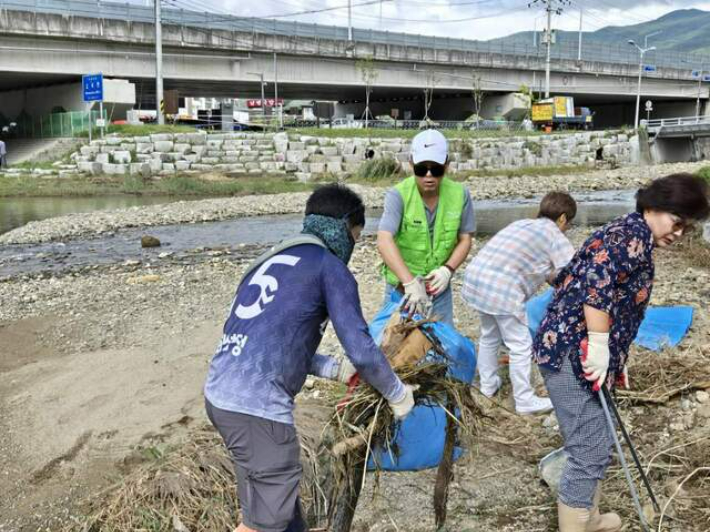 진해구 웅동1동 생태하천 보전활동 주민 참여단이 관내 대장천과 소사천에서 피해복구 활동을 하고 있다. 진해구 제공