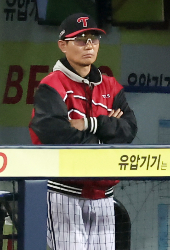 15일 대구삼성라이온즈파크에서 열린 2024 KBO 포스트시즌 플레이오프 2차전 LG 트윈스 대 삼성 라이온즈 경기. LG 염경엽 감독이 경기를 지켜보고 있다. 연합뉴스