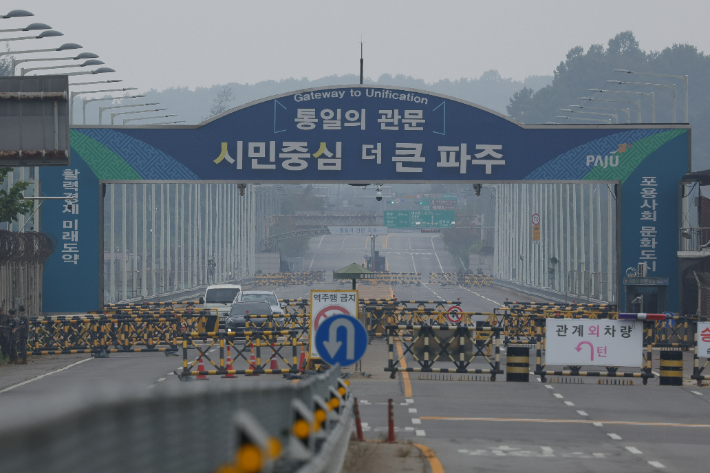 북한이 경의선·동해선 남북 연결도로 일부 구간을 폭파한 15일 오후 경기도 파주시 통일대교 남단에서 차량이 임진강을 건너고 있다. 연합뉴스