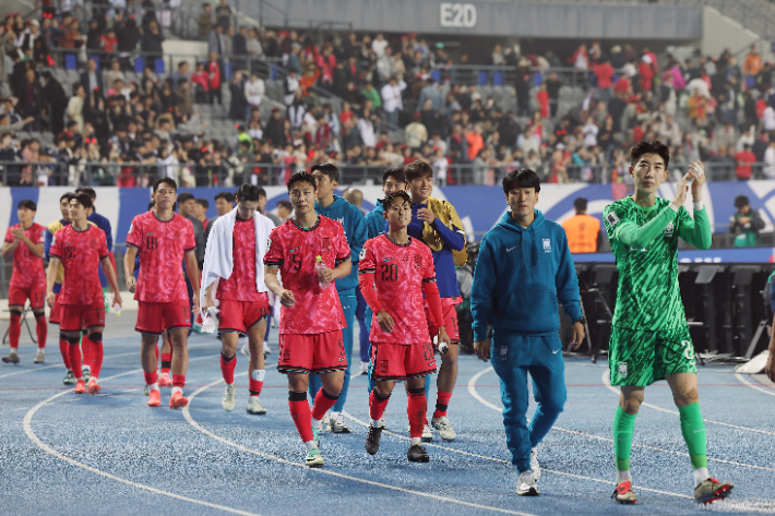 인사하는 한국 선수들. 연합뉴스