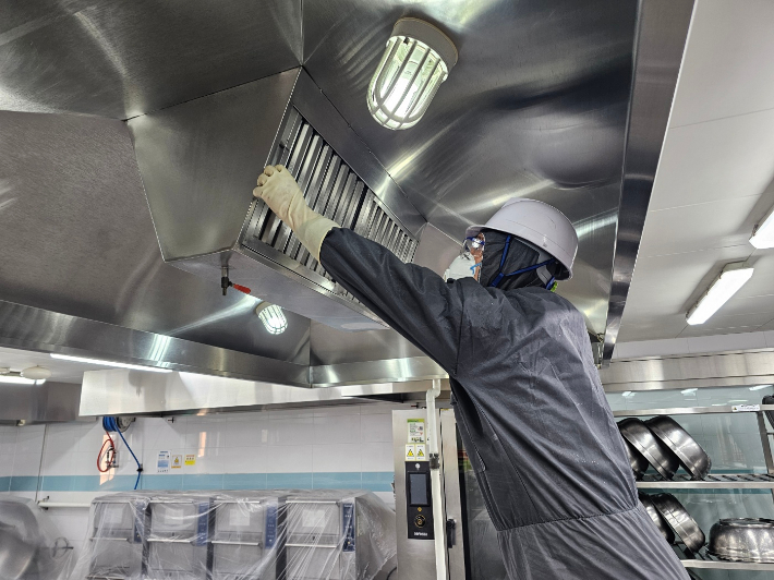 학교 급식실 환기 시설 청소 모습. 세종교육청 제공