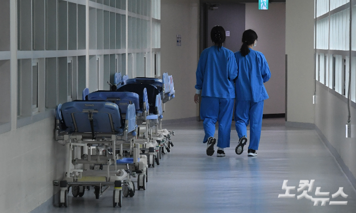지난 3월 7일 서울 한 대학병원에서 간호사들이 이동하고 있다. 황진환 기자