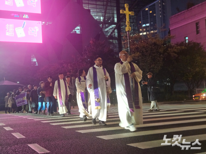 성공회 정의평화사제단 신부들과 신자들이 시국 성찬례 후 광화문 일대에서 침묵행진을 진행했다. 송주열 기자