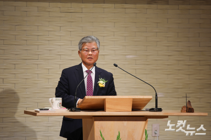 증경노회장 박재신 목사가 '울며 가는 길' 이란 제목으로 설교를 전하고 있다.