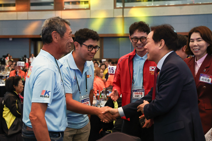 니콜라스 데몬(이인식)씨와 아들이 박완수 경남지사와 인사하고 있다. 경남도청 제공 