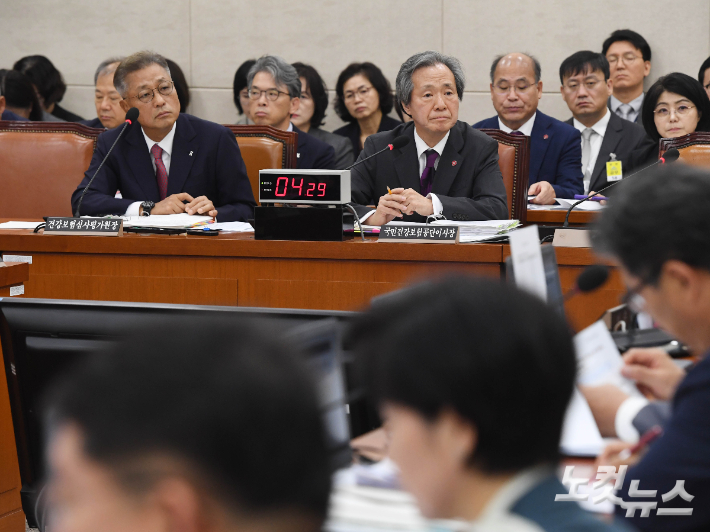 강중구 건강보험심사평가원장(왼쪽)과 국민건강보험공단 정기석 이사장이 16일 오전 국회 보건복지위원회의 국민건강보험공단, 건강보험심사평가원에 대한 국정감사에 출석해 의원들의 질의를 듣고 있다. 황진환 기자