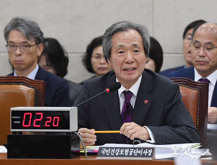 16일 국회 국정감사에 출석해 의원들의 질의에 답하고 있는 국민건강보험공단 정기석 이사장. 황진환 기자