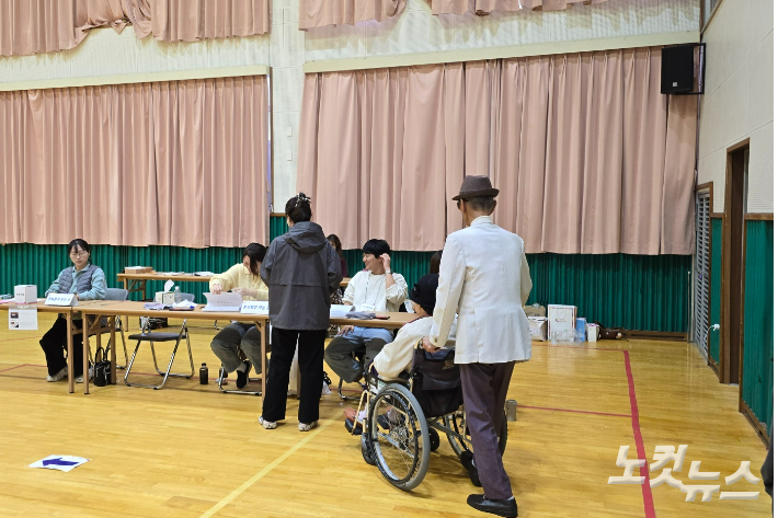 10·16 재선거가 치러지는 영광 제 2투표소 영광공고에 16일 오전 유권자들의 발길이 이어졌다. 박요진 기자