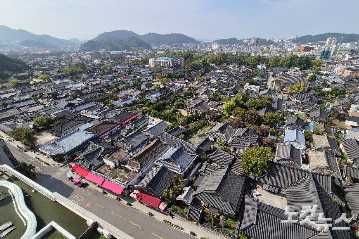 라한호텔 객실에서 본 전주 한옥마을. 송승민 기자