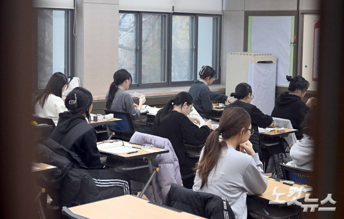 시험을 대비하고 있는 한 고등학교 학생들의 모습. 사진공동취재단