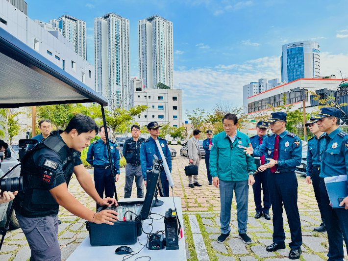 부산경찰청은 16일 경찰 드론을 활용해 부산 동구 일대 빈집 취약 지역을 수색했다. 부산경찰청 제공