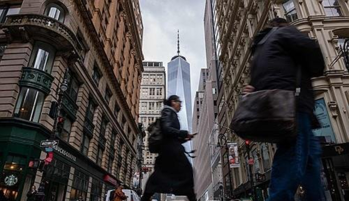 뉴욕 거리를 지나가는 행인들. 연합뉴스