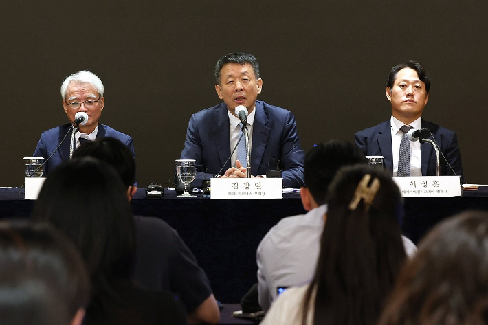 김광일 MBK파트너스 부회장(가운데)이 지난달 19일 오전 서울 중구 롯데호텔에서 열린 MBK파트너스 고려아연 공개매수 관련 기자간담회에서 취재진의 질문에 답하고 있다. 왼쪽은 강성두 영풍 사장, 오른쪽은 이성훈 베이커매킨지코리아 변호사. 연합뉴스