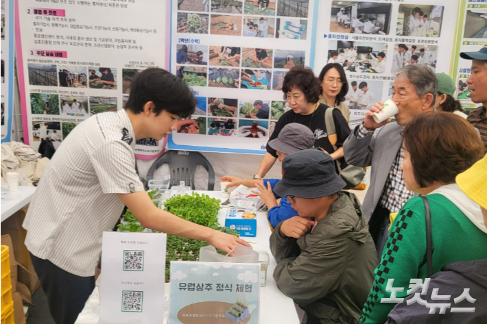 10월 16일 전북 김제에서 열린 '2024 국제종자박람회'에서 김제농생명 마이스터고등학교 학생이 관람객에게 직접 준비한 유럽형 샐러드 상추 키트 체험 상품을 나눠주고 있다. 김민재 기자