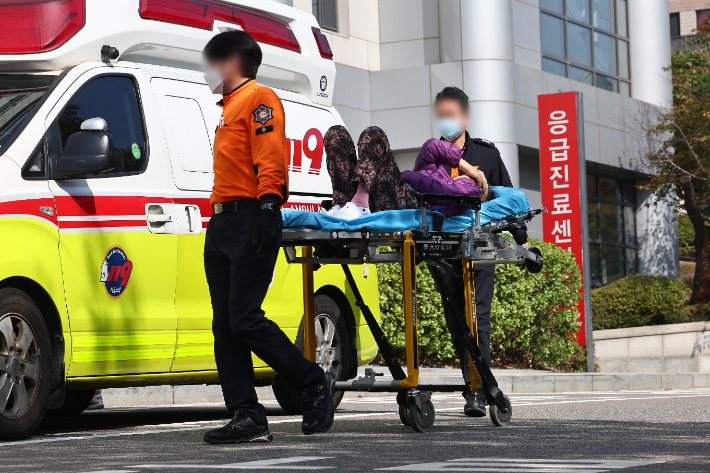 16일 서울 시내 한 대학병원 응급실로 환자가 이송되고 있다. 연합뉴스