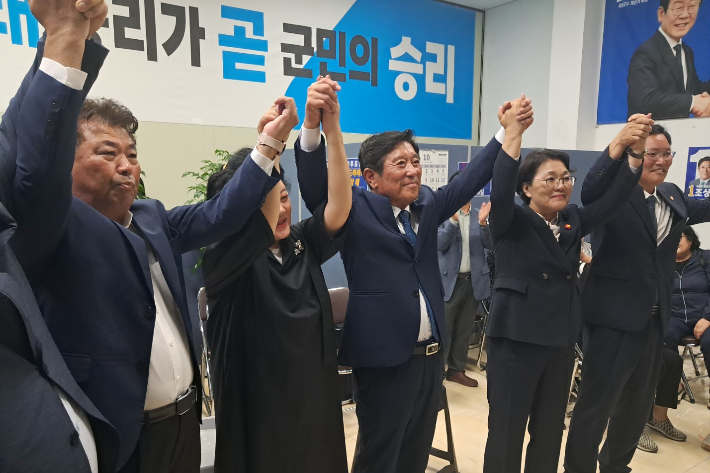 더불어민주당 조상래 곡성군수 당선인이 16일 지지자들과 함께 환호하고 있다. 독자 제공