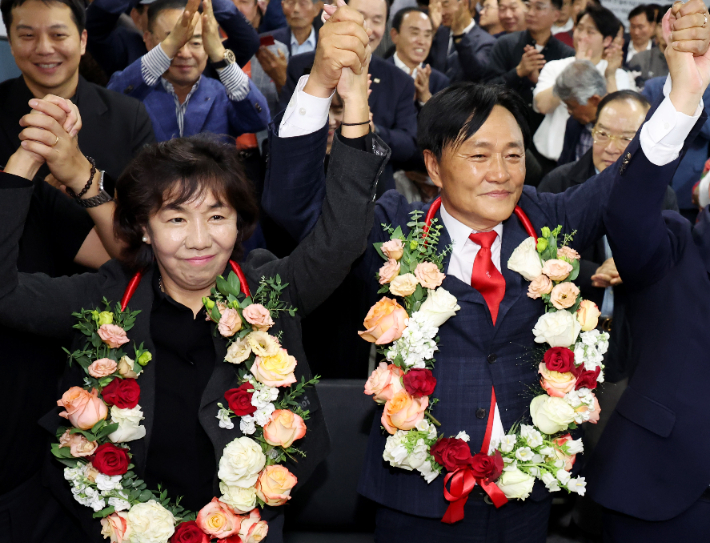 10·16 재·보궐선거가 치러진 16일 오후 인천시 강화군 강화읍 선거사무실에서 국민의힘 박용철 강화군수 후보가 당선 소식을 듣고 기뻐하고 있다. 사진 연합뉴스