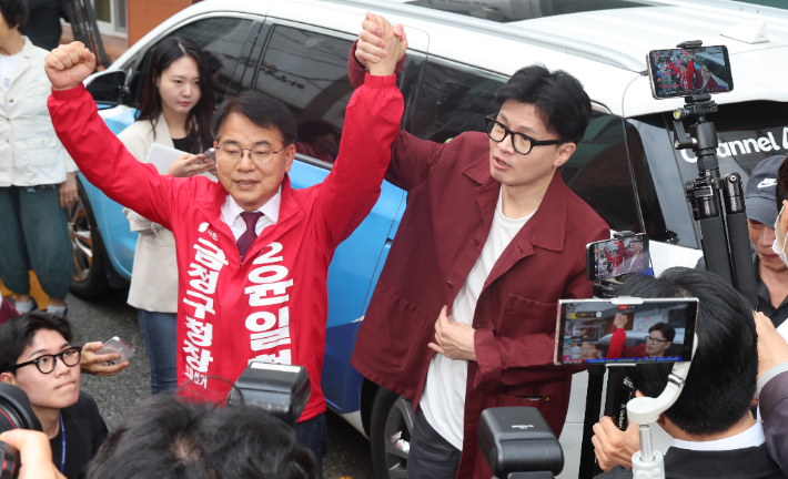 한동훈 국민의힘 대표가 15일 오후 부산 금정구 대한노인회 부산 금정구지회 건물 앞에서 시민들에게 윤일현 금정구청장 보궐선거 후보의 지지를 호소하고 있다. 연합뉴스