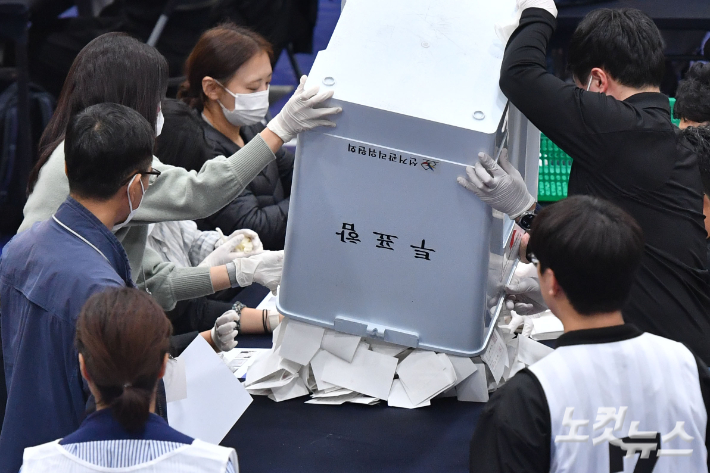 16일 서울 종로구 경기상업고등학교에 마련된 서울시교육감 보궐선거 개표소에서 사무원들이 개표작업을 하고 있다. 류영주 기자