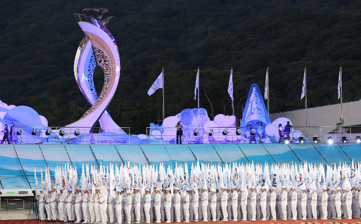 지난 11일 오후 경남 김해시 김해종합운동장에서 열린 '제105회 전국체육대회' 개막식에서 선수단이 입장하고 있다.  연합뉴스