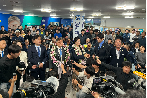 10·16 영광군수 재선거에 당선된 더불어민주당 장세일 후보가 소감을 발표하고 있다. 독자 제공