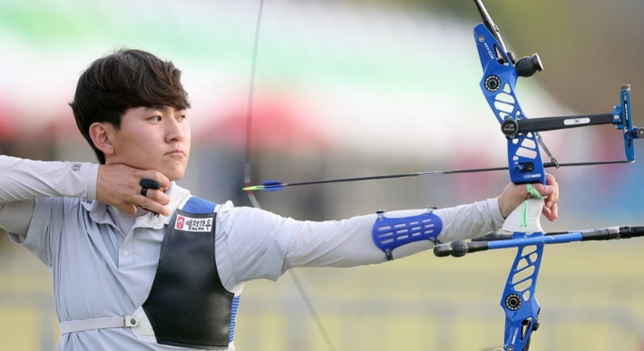 김제덕이 16일 경남 진주 공군교육사령부 연병장에서 열린 전국체전 양궁 남자 일반부 개인전 결승 경기를 벌이고 있다. 연합뉴스