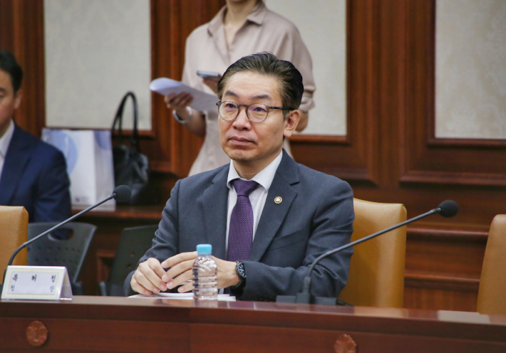 김완기 특허청장이 대외경제장관회의에 참석해 최상목 경제부총리의 발언을 듣고 있다. 특허청 제공