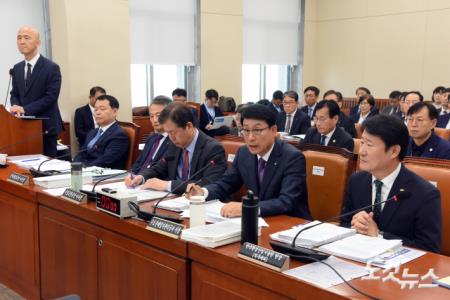 17일 서울 여의도 국회에서 열린 환경노동위원회의  한국수자원공사, 한국환경공단, 국립공원공단, 수도권매립지관리공사 등에 대한 국정감사에서 송병억 수도권매립지관리공사 사장이 의원 질의에 답변을 하고 있다.