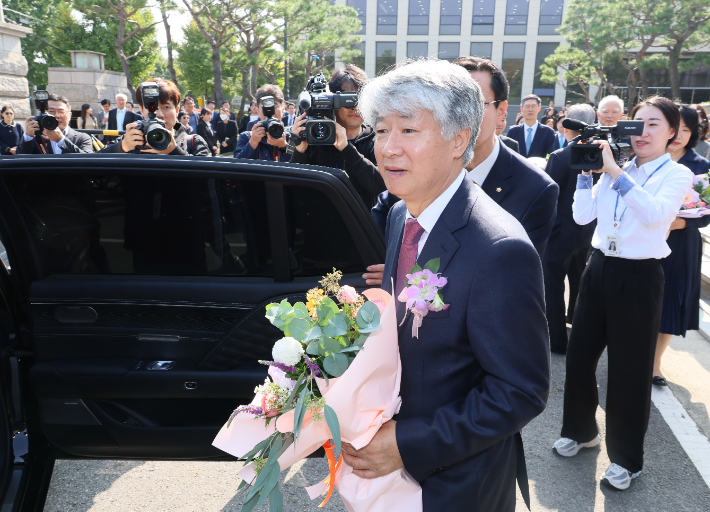 이종석 헌법재판소장이 17일 서울 종로구 헌법재판소에서 퇴임식을 마친 뒤 헌법재판소를 떠나고 있다. 연합뉴스