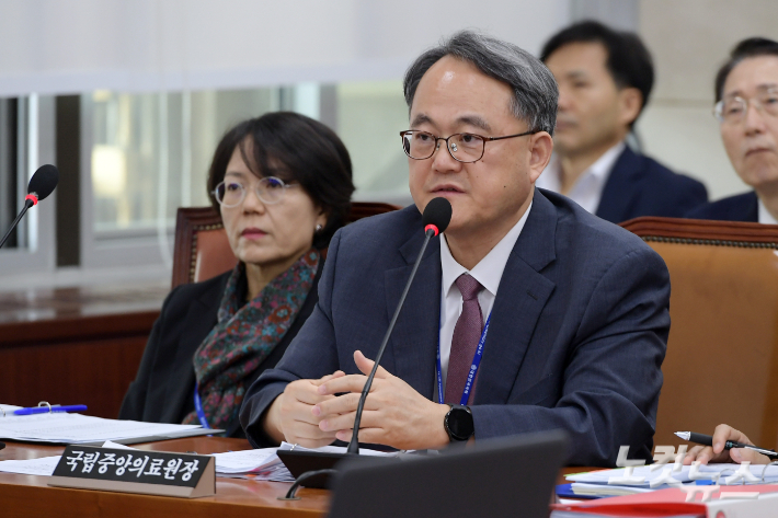 17일 서울 여의도 국회에서 열린 보건복지위원회의 한국보건산업진흥원·한국건강증진개발원·국립암센터 등에 대한 국정감사에서 주영수 국립중앙의료원장이 의원 질의에 답변을 하고 있다. 윤창원 기자