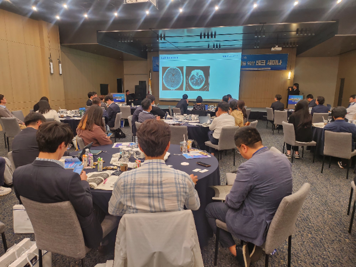 지난 16일 광주 라마다플라자 충장호텔에서 열린 'K-Health AI 안심구역 테크세미나'에서 AI 헬스케어 기업이 헬스케어 데이터 활용 전략에 대해 발표하고 있다. 인공지능산업융합사업단 제공