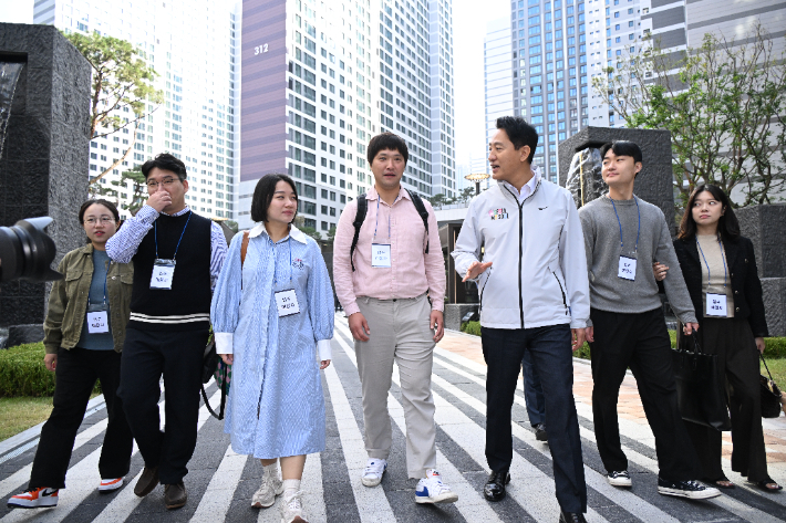 오세훈 서울시장이 17일 올림픽파크포레온에서 열린 '미리 내 집(장기전세주택Ⅱ)' 입주 예정자들과 단지를 둘러보고 있다. 서울시 제공 