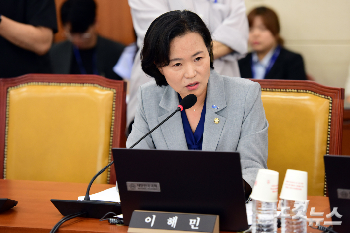 21일 서울 여의도 국회에서 열린 과학기술정보방송통신위원회 전체회의 방송통신위원회의 설치 및 운영에 관한 법률 일부개정법률안에 대한 입법청문회에서 조국혁신당 이해민 의원이 질의를 하고 있다. 윤창원 기자